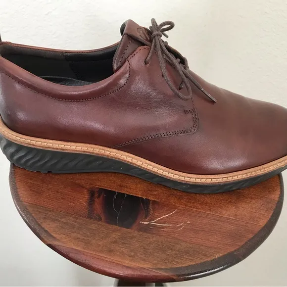 Men’s brown leather derby. Excellent condition.
