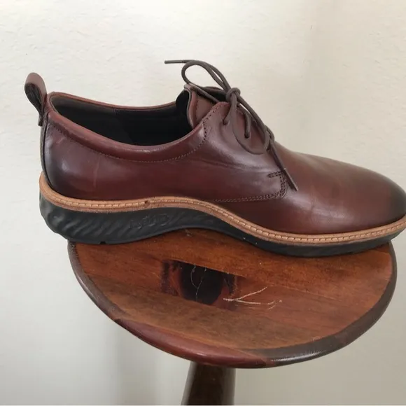 Men’s brown leather derby. Excellent condition.