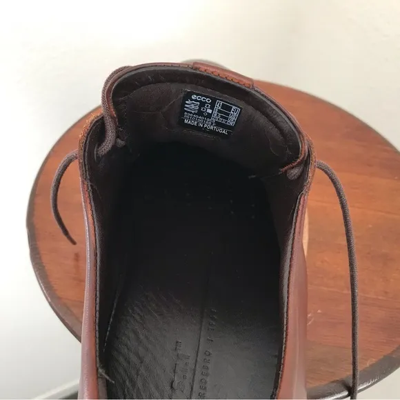 Men’s brown leather derby. Excellent condition.