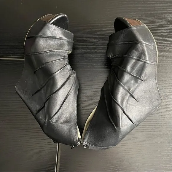 Messeca New York Cecilia Black Leather Platform Wedges. 9.5