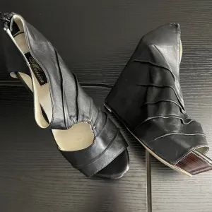 Messeca New York Cecilia Black Leather Platform Wedges. 9.5