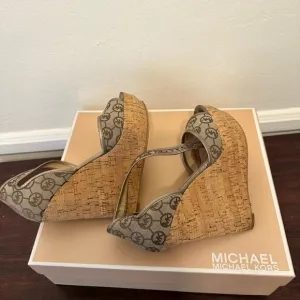 Michael Kors platform iconic lightweight gold cork wedge sandal size 7