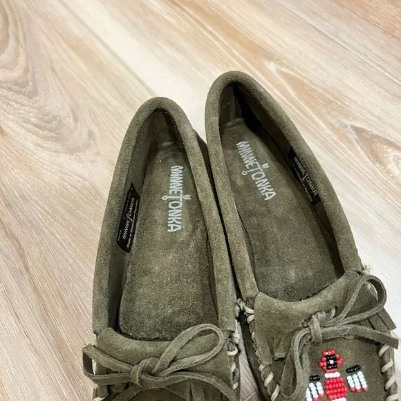 MINNETONKA Women’s Green Thunderbird Moccasins Size 5