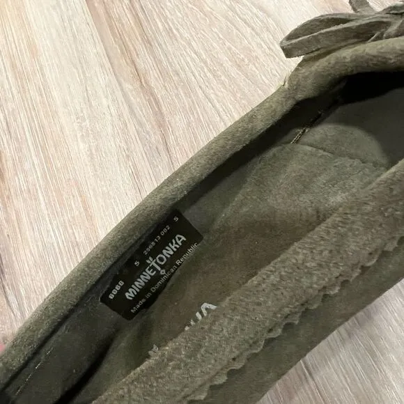 MINNETONKA Women’s Green Thunderbird Moccasins Size 5