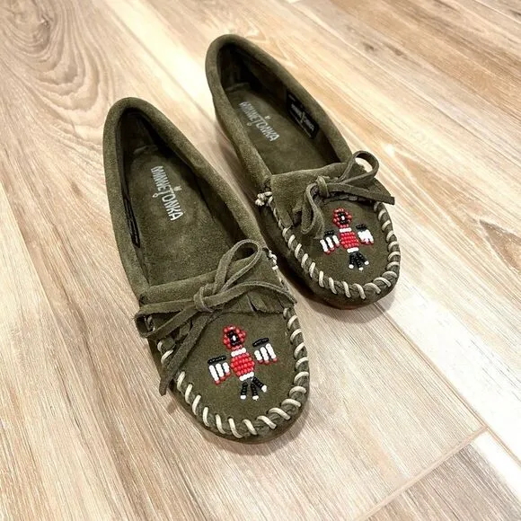 MINNETONKA Women’s Green Thunderbird Moccasins Size 5