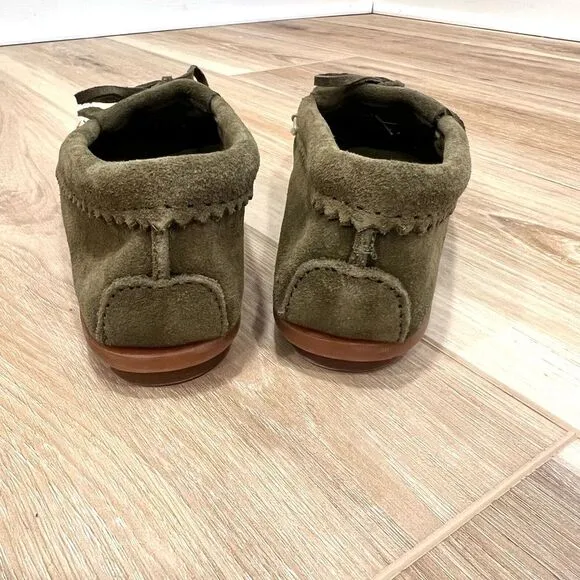 MINNETONKA Women’s Green Thunderbird Moccasins Size 5