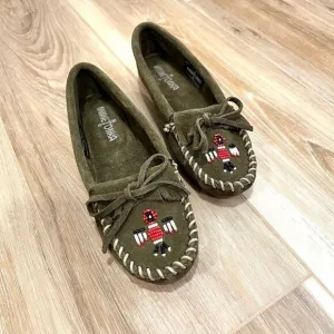 MINNETONKA Women’s Green Thunderbird Moccasins Size 5