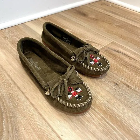 MINNETONKA Women’s Green Thunderbird Moccasins Size 5.5