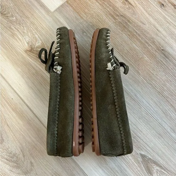 MINNETONKA Women’s Green Thunderbird Moccasins Size 5.5