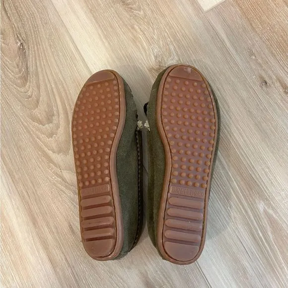 MINNETONKA Women’s Green Thunderbird Moccasins Size 5.5