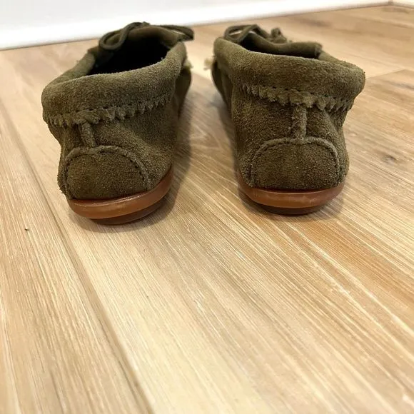 MINNETONKA Women’s Green Thunderbird Moccasins Size 5.5