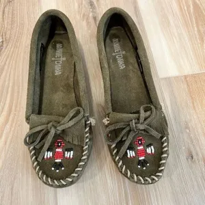 MINNETONKA Women’s Green Thunderbird Moccasins Size 5.5
