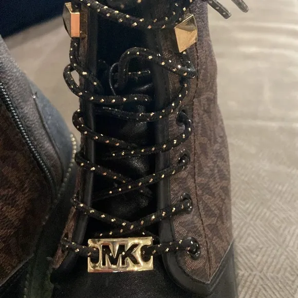 MK like new zipper sided boots