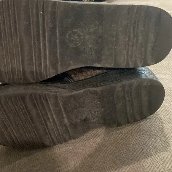 MK like new zipper sided boots