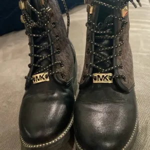 MK like new zipper sided boots