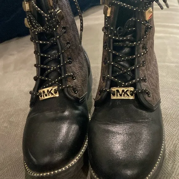 MK like new zipper sided boots