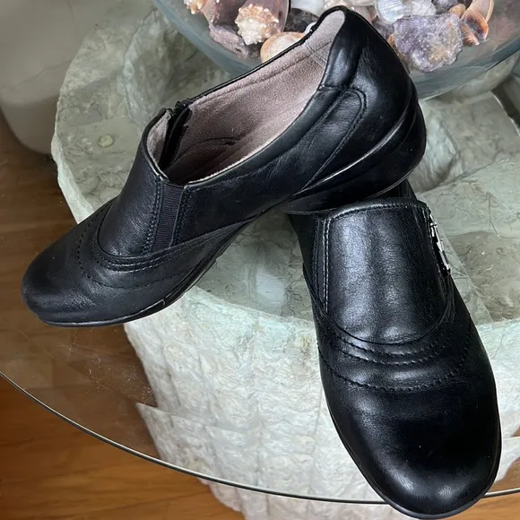 Naturalizer women’s loafers, black leather, side zip, slip on, 7.5 M
