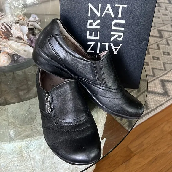 Naturalizer women’s loafers, black leather, side zip, slip on, 7.5 M
