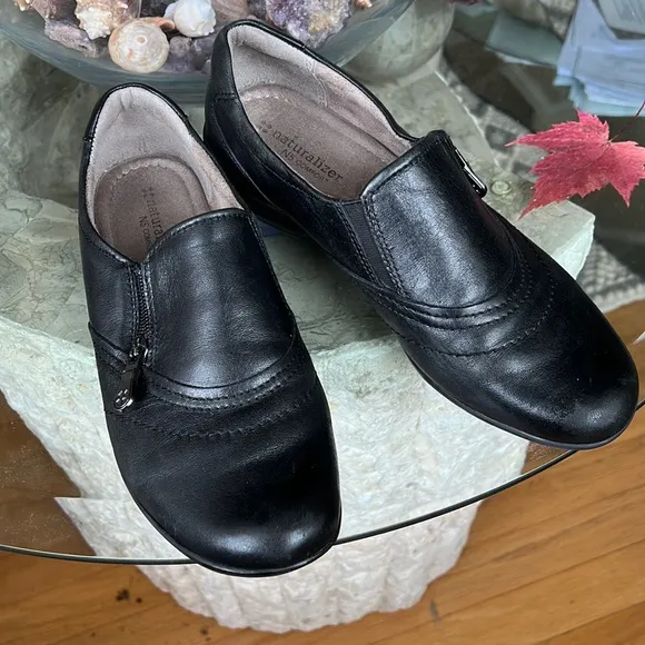 Naturalizer women’s loafers, black leather, side zip, slip on, 7.5 M
