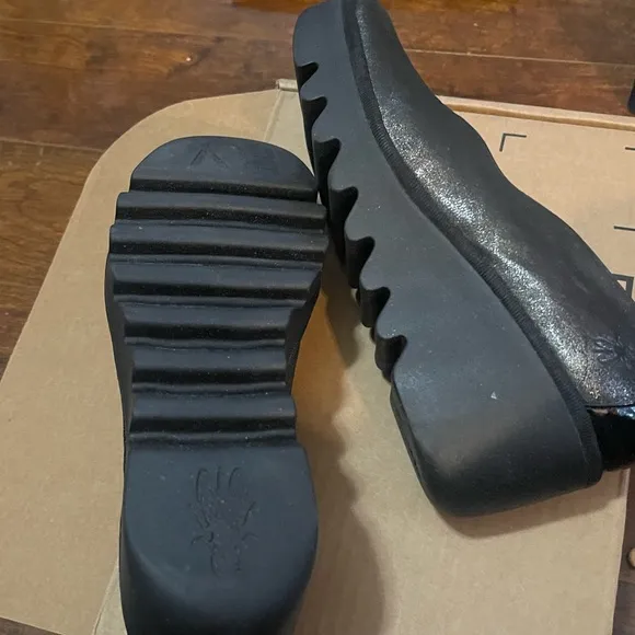 New Beso Wedge ShoeLeather Shoe (ID: A158265)Designed by Fly London size 40