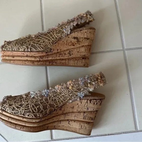 New Designer Fernando Pensato Wedge Sandals with Flowers, size 37 (6.5 US)