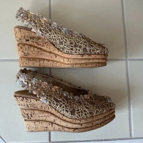 New Designer Fernando Pensato Wedge Sandals with Flowers, size 37 (6.5 US)
