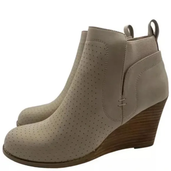 New Dolce Vita WOMENS booties Gerdy beige ankle wedges