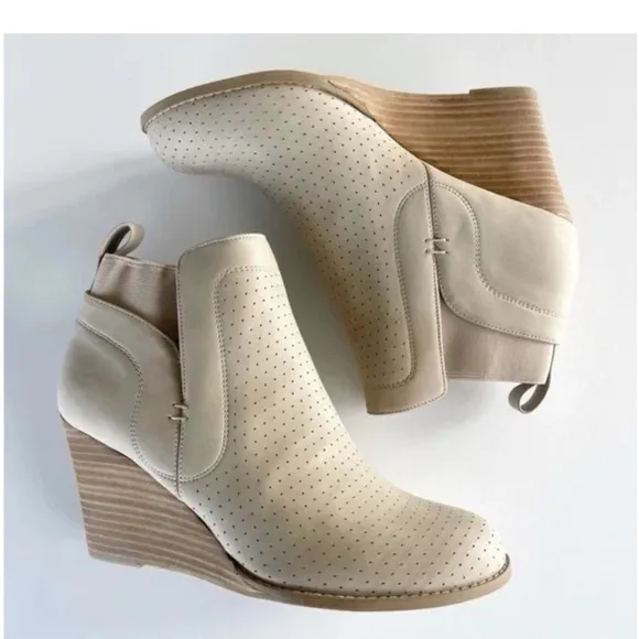 New Dolce Vita WOMENS booties Gerdy beige ankle wedges