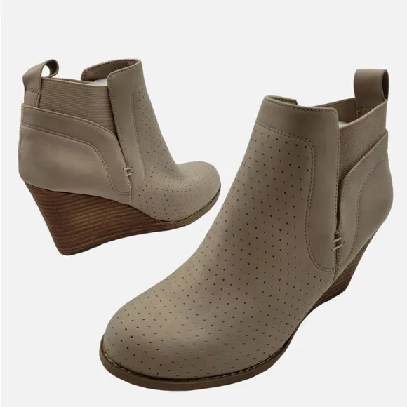 New Dolce Vita WOMENS booties Gerdy beige ankle wedges