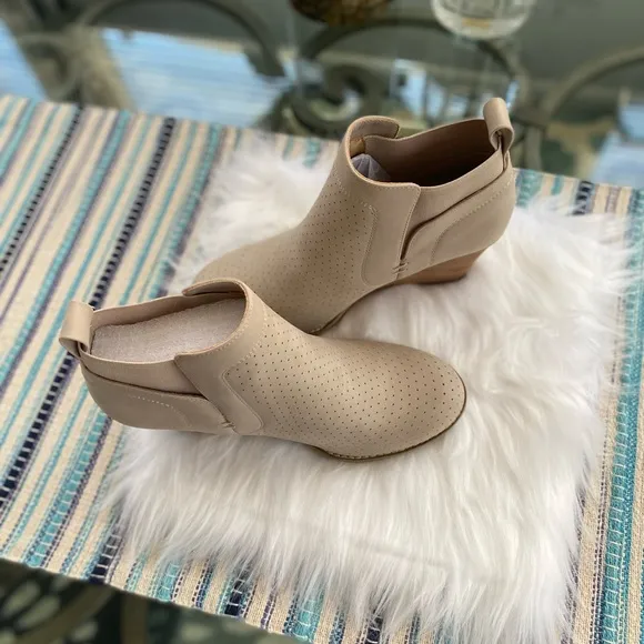 New Dolce Vita WOMENS booties Gerdy beige ankle wedges