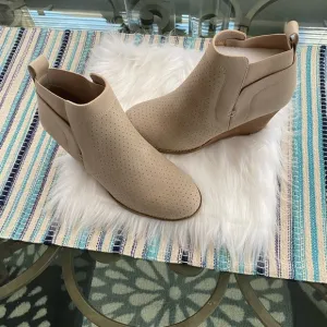 New Dolce Vita WOMENS booties Gerdy beige ankle wedges
