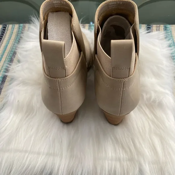 New Dolce Vita WOMENS booties Gerdy beige ankle wedges