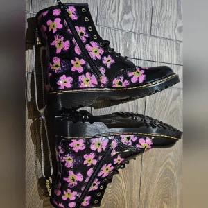 New Dr. Martens kids Floral Combat Boots - Black and Pink