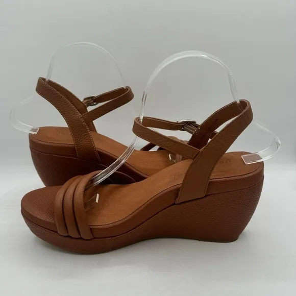 NEW GENTLE SOULS Viki Wedge Women Sandals  Size 9  Color Luggage  MSRP $179