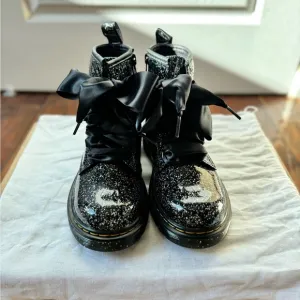 New Girl Dr. Martens  JUNIOR 1460 GLITTER LACE UP BOOTS