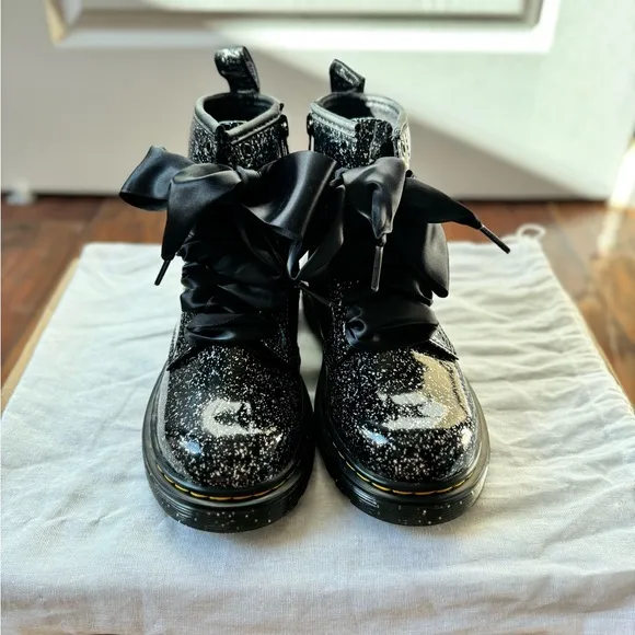 New Girl Dr. Martens  JUNIOR 1460 GLITTER LACE UP BOOTS