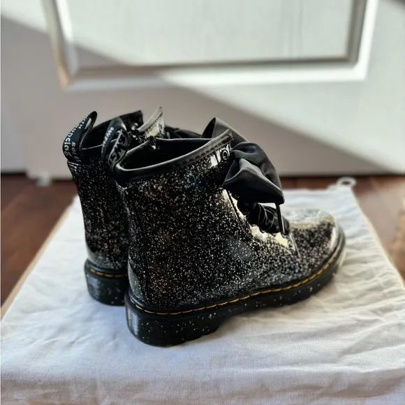 New Girl Dr. Martens  JUNIOR 1460 GLITTER LACE UP BOOTS