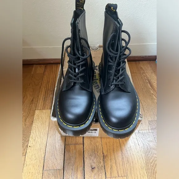 NEW in Box! | Dr. Martens 1460 Bex Smooth Leather Lace-Up Boots