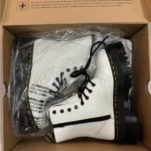New in box! Dr. Martens Jadon Boots sz 5