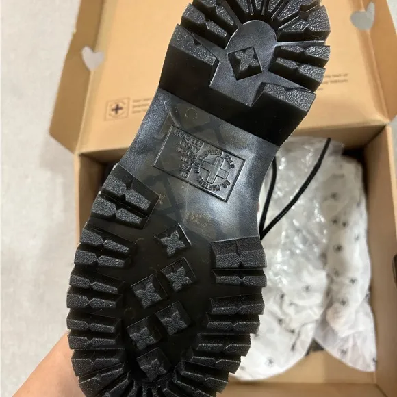 New in box! Dr. Martens Jadon Boots sz 5