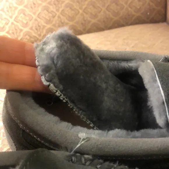 New TOTES 100%  GENUINE Sheepskin slippers / moccasins 291an