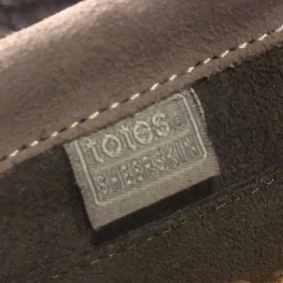 New TOTES 100%  GENUINE Sheepskin slippers / moccasins 291an