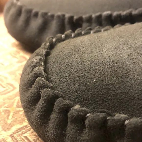 New TOTES 100%  GENUINE Sheepskin slippers / moccasins 291an