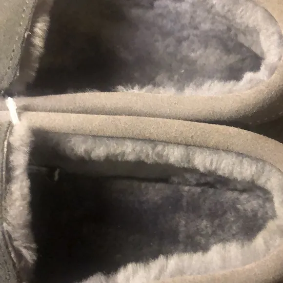 New TOTES 100%  GENUINE Sheepskin slippers / moccasins 291an