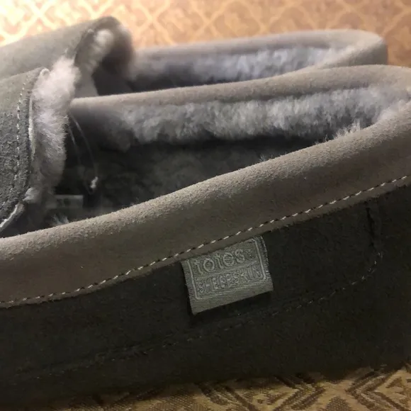 New TOTES 100%  GENUINE Sheepskin slippers / moccasins 291an