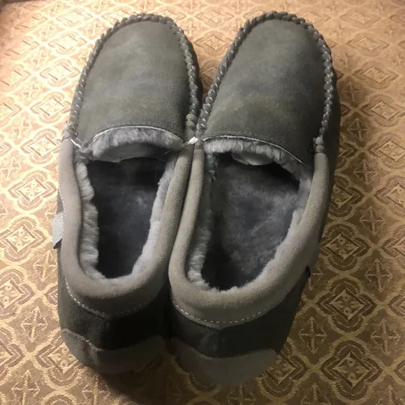 New TOTES 100%  GENUINE Sheepskin slippers / moccasins 291an