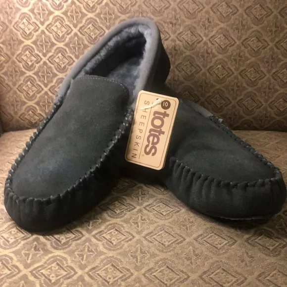New TOTES 100%  GENUINE Sheepskin slippers / moccasins 291an