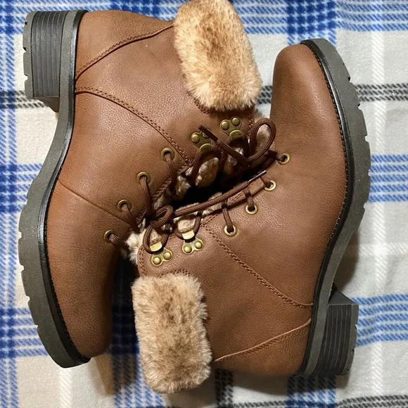NIB fuzzy lace up boots. Women’s 10
