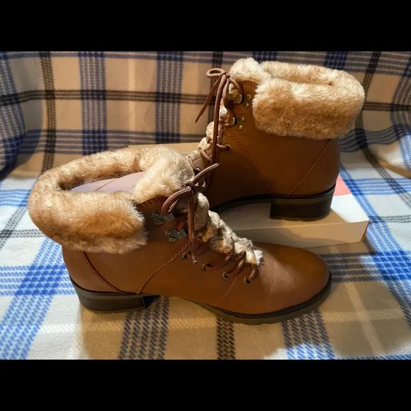 NIB fuzzy lace up boots. Women’s 10