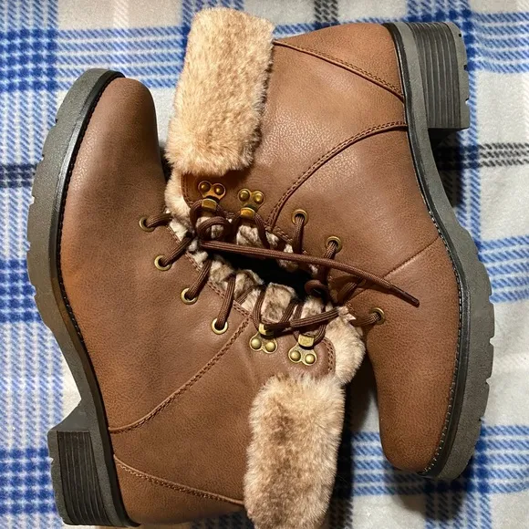 NIB fuzzy lace up boots. Women’s 10